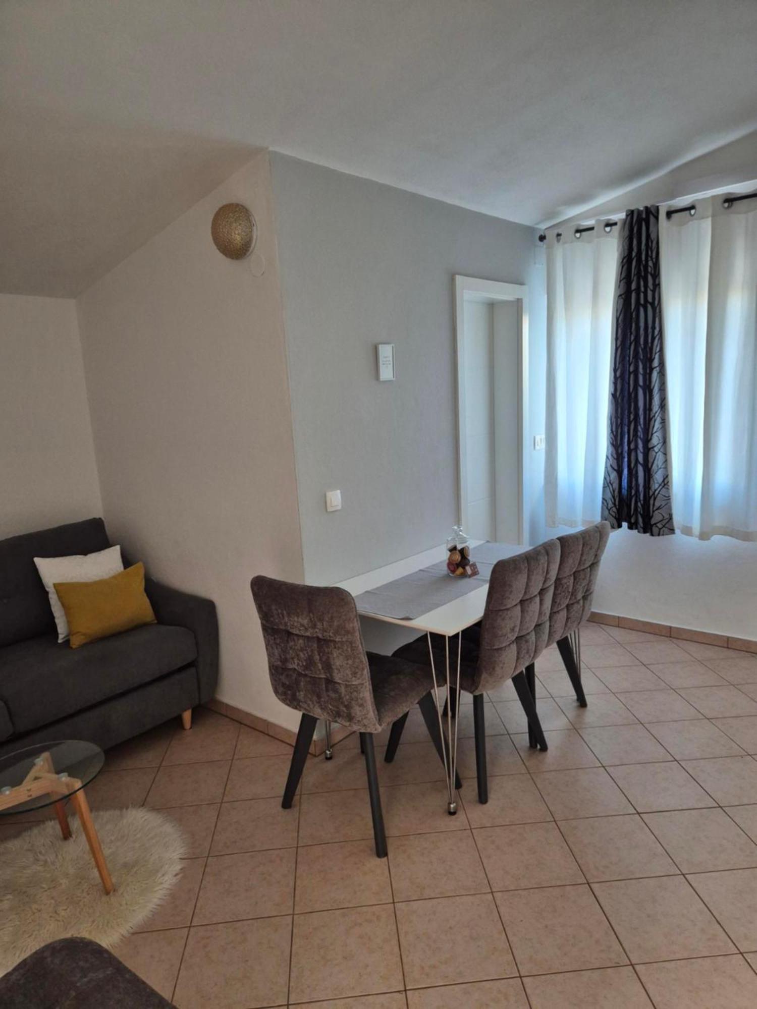 Apartments Neda Примоштен Экстерьер фото